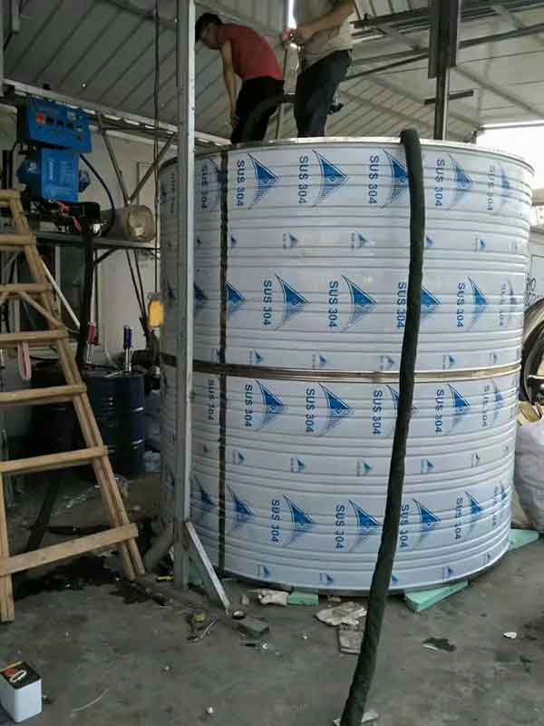 江蘇聚氨酯噴涂機(jī) 水箱罐體夾層保溫澆注(圖1) 水箱罐體夾層保溫澆注